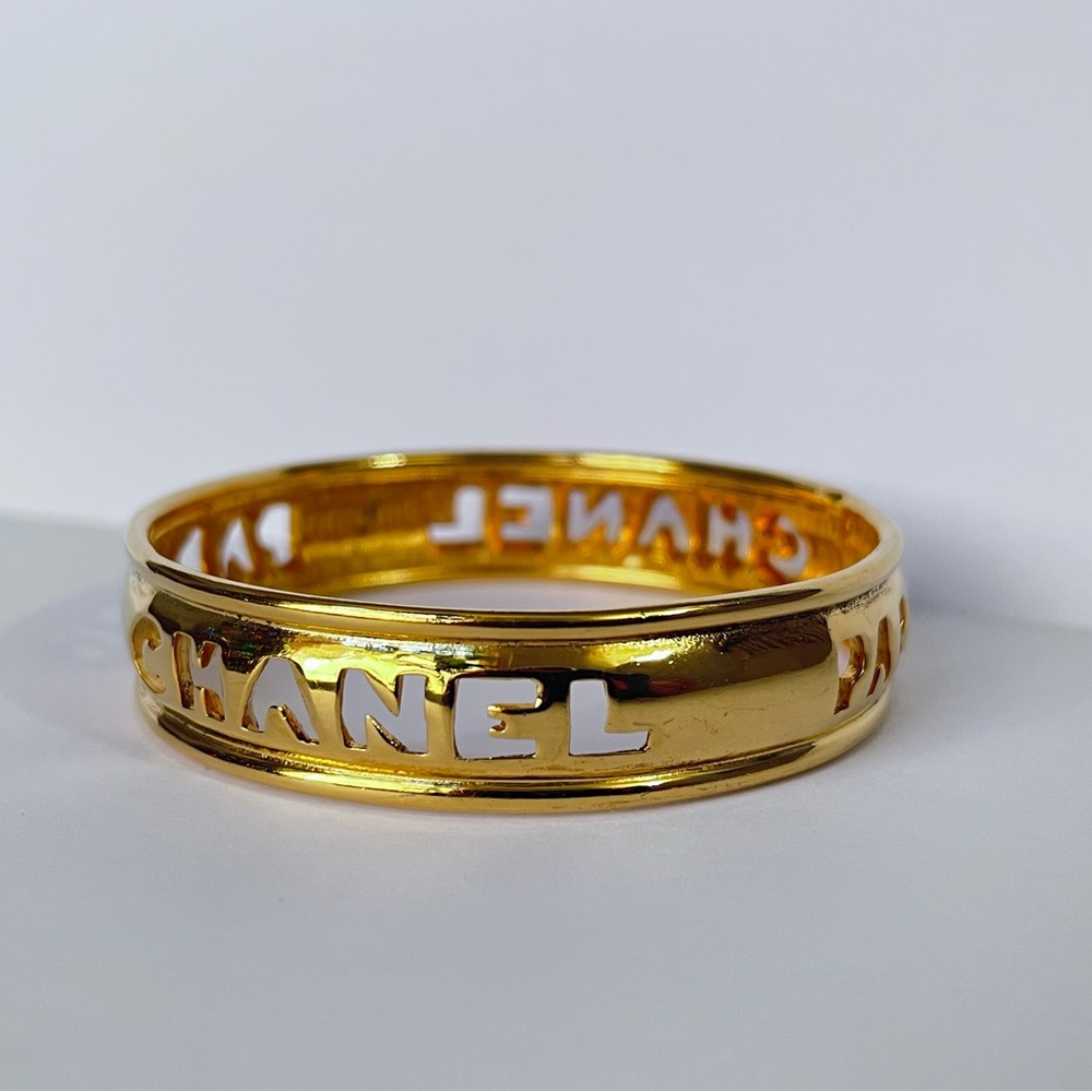 Chanel Vintage 24K Gold plated Bangle Logo cut out Bracelet. 80’s. - Picture 3 of 7
